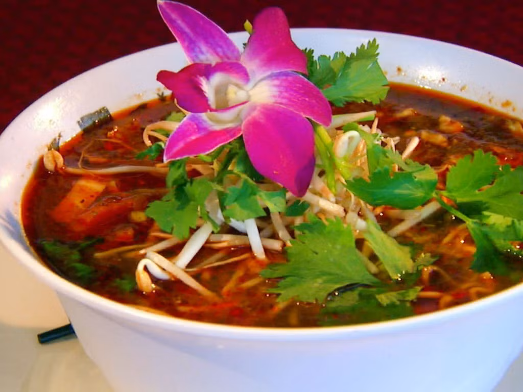 Thử thách Inferno Bowl (Nhà hàng Nitally's ThaiMex ở St. Petersberg, Florida, Mỹ): Nước dùng của bát mì này được làm từ nhiều loại ớt cay, nhưng trong đó nguyên liệu chính là bhut jolokia hay còn gọi là ớt ma. Ảnh: LOLWOT.