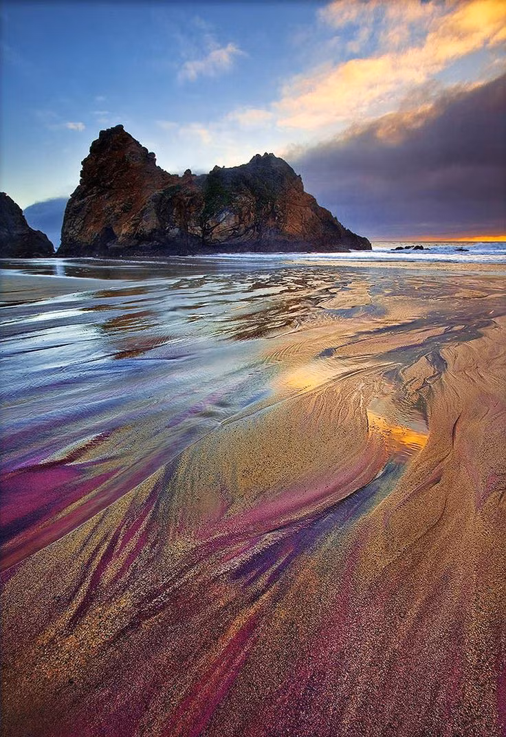 Bãi biển cát màu tím ở California, Mỹ: Bãi biển Pfeiffer nằm ở Big Sur, California, là nơi có những dải cát màu tím mảng cát màu tím xinh đẹp. Chúng là những tinh thể garnet mangan trôi xuống từ sườn đồi gần đó. Ảnh: Tom Grubbe.