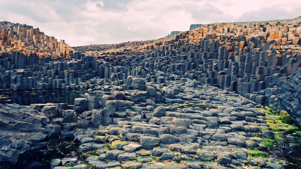 Bãi biển Giants Causeway ở Ireland là nơi có hàng triệu cột đá bazan kết nối với nhau, tạo nen một cảnh tượng ngoạn mục đến kỳ lạ. Bãi biển này được UNESCO công nhận là di sản thế giới vào năm 1986. Ảnh: MisadventuresnMagazine/Pinterest.