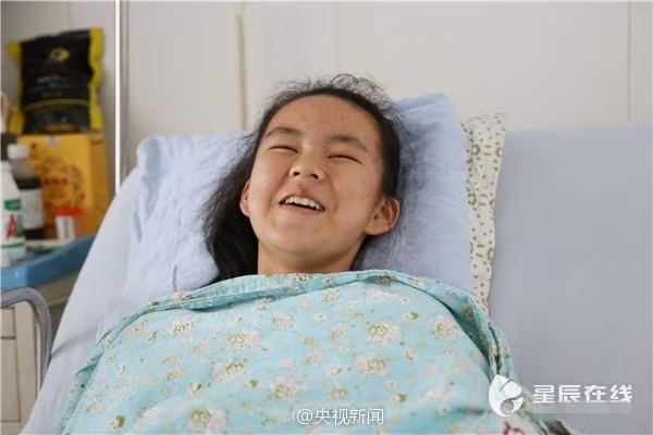 Xuc dong be gai dung cam do giup bo nhat dao o nguc-Hinh-3