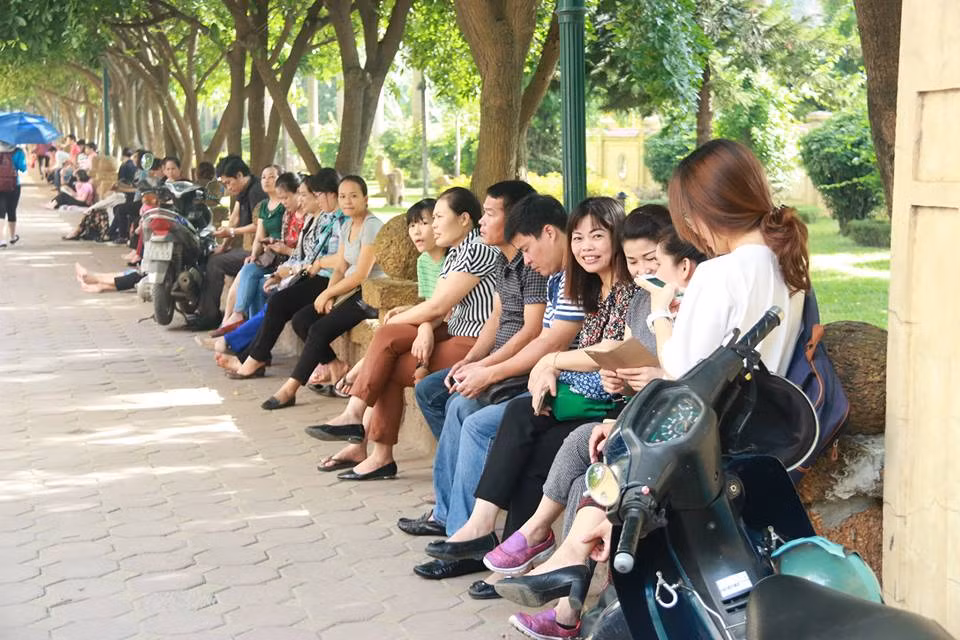 Ngồi gần đó, Nguyễn Thị Ngân (Quận Hoàng Mai, Hà Nội) bồn chồn, thấp thỏm bởi chị biết không phải mỗi chị mà con trai cũng đang lo lắng trước kỳ thi. “Tôi thương con lắm. Trước ngày thi, 3 hôm liền con đã không ngủ được” - chị Ngân kể.