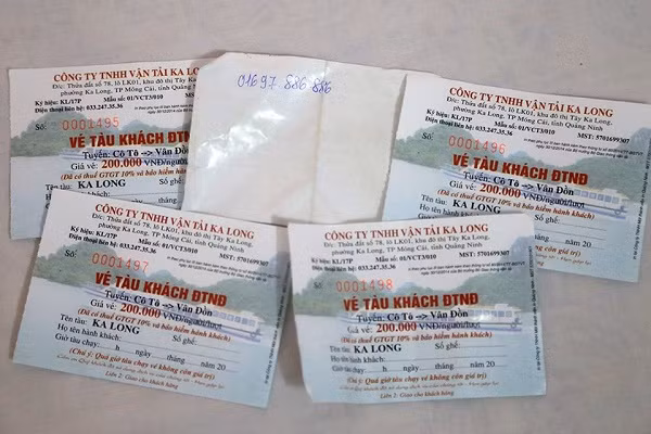 Khach du lich "to" tau Ka Long bo roi khach trong dem tai Cai Rong-Hinh-2