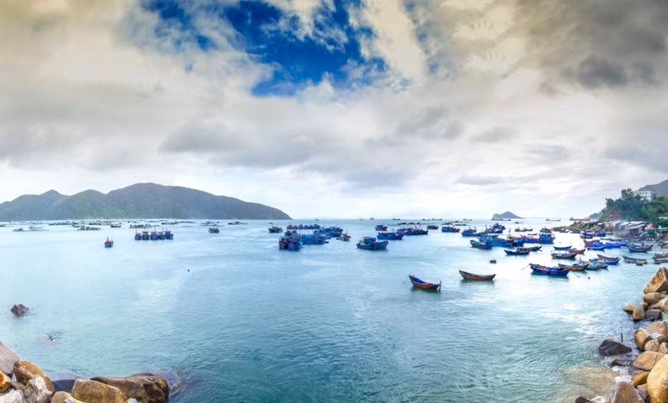 Vịnh Vĩnh Hy là nơi còn mang nhiều nét hoang sơ do thiên nhiên hào phóng ban tặng. Nơi đây sở hữu quần thể xinh đẹp, hùng vĩ với những bãi cát trắng bao quanh, được ví như nơi sơn cùng thủy tận của tỉnh Ninh Thuận. Ảnh: Đỗ Nguyễn Thành.