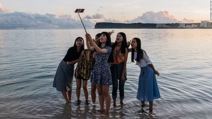 Khach du lich van nuom nuop den tham dao Guam