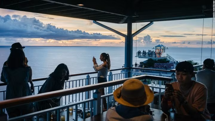 Du khách chụp ảnh hoàng hôn trên đảo Guam. (Ảnh: CNN)