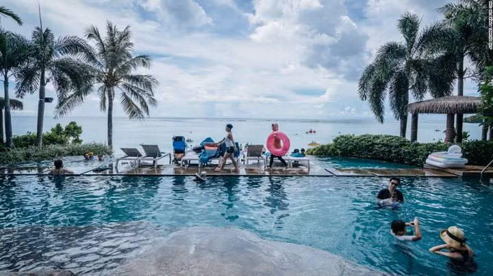 Du lịch là nguồn sống cho cư dân trên đảo. Đảo Guam đã phá kỉ lục 20 năm khi có đến hơn 130.000 người ghé thăm chỉ trong tháng 7/2017. Khách du lịch chi tiêu khoảng 1,6 tỉ USD một năm ở Guam, trong khi quốc phòng liên bang chi tổng cộng 2 tỉ USD. Chính quyền địa phương đã lo ngại tình hình căng thẳng hiện tại có thể ảnh hưởng đến lựa chọn của du khách đối với đảo Guam, tuy nhiên theo ông Jon Nathan Denight, đại diện cơ quan du lịch địa phương, lượng du khách chưa có dấu hiệu bị ảnh hưởng.
