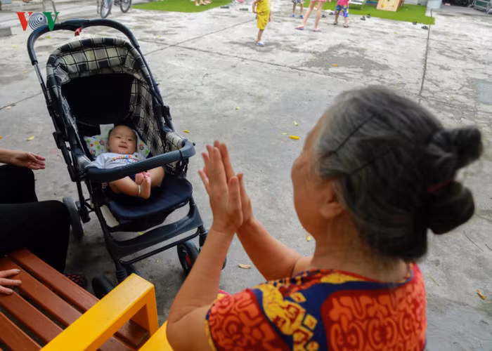 Bác Vũ Thị Trường cho biết, trước kia bọn trẻ chỉ chơi với nhóm nhỏ không thì về nhà dán mắt vào điện thoại, máy tính. Từ khi có sân chơi này, cả 1 khu vực náo nhiệt tiếng con trẻ, lại tốt cho sức khỏe.