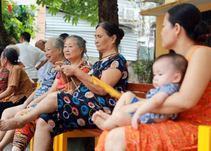 Không chỉ có trẻ em, các cụ già của tổ dân phố cũng có không gian sinh hoạt của người cao tuổi ở ngoài trời, gần gũi thiên nhiên.