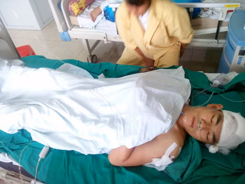 Ca si bi chem guc giua duong vi mau thuan luc di tieu tien-Hinh-2