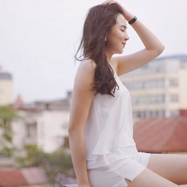 Được biết, ông xã "cô gái thời tiết" Mai Ngọc tên thật là Nam Lê, từng học ngành Quản trị Khách sạn tại Trường Swiss Hotel Management School (Thụy Sĩ) và hiện đã về Việt Nam để làm việc. Gia đình Nam Lê sở hữu một công ty tổ chức sự kiện, và đặc biệt là chủ chuỗi nhà hàng buffet nổi tiếng ở Hà Nội. Cặp đôi khiến khán giả không khỏi ngưỡng mộ khi thường xuyên khoe ảnh hạnh phúc và cùng nhau du lịch trong và ngoài nước.