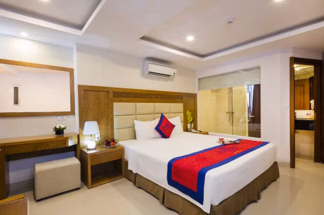 4. Lựa chọn khách sạn thuận tiện Khách sạn ở khu trung tâm giúp việc lựa chọn phương tiện đi lại dễ dàng hơn. Nếu nghỉ tại thành phố, bạn nên lựa chọn khách sạn gần bến tàu điện ngầm hay xe bus.