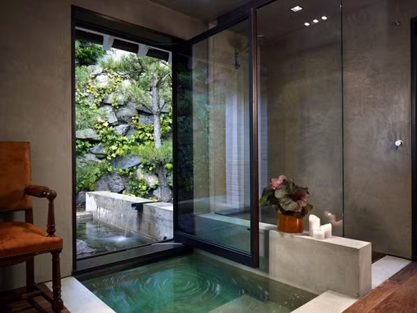 Thiết kế phòng tắm kiểu Nhật Bản là phải kết hợp hài hòa giữa việc sử dụng những đồ vật tiện dụng, những chi tiết trang trí tối giản với các yếu tố cây cỏ tự nhiên. Không gian phòng tắm trở nên thư thái, dễ chịu hơn rất nhiều chỉ với một vài khóm cây xanh trồng trong chậu nước nhỏ điểm xuyết nhẹ nhàng.