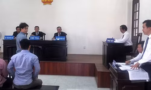 Vu trom vang nhieu rac roi o Binh Chanh