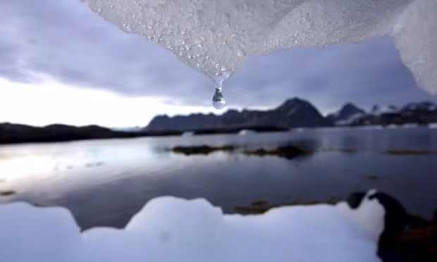 Băng tan ở Kulusuk, Greenland, gần Vòng Bắc Cực. Ảnh: AP.