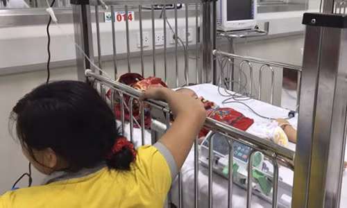 Bé trai 14 tháng tuổi nguy kịch, phải nhập viện cấp cứu vì uống nhầm dầu Be trai 14 thang tuoi nguy kich, phai nhap vien cap cuu vi uong nham dau