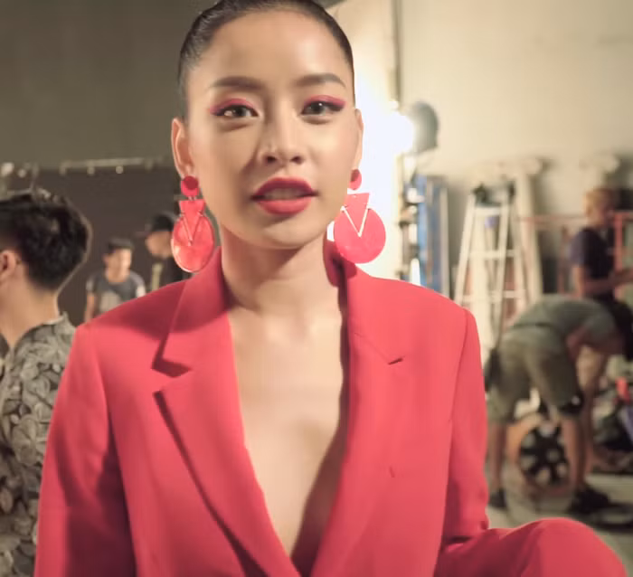 Mới đây, hot girl Chi Pu đã tung ra đoạn clip hậu trường của sản phẩm âm nhạc này. Tuy nhiên, bên cạnh những khoảnh khắc vô cùng "nhắng nhít" của cô, không ít người hâm mộ tinh ý nhận ra điểm khác biệt trong vóc dáng cô nàng. Diện thiết kế xẻ sâu táo bạo, Chi Pu khiến mọi người không khỏi chú ý trước vòng một nảy nở một cách rõ rệt, càng khẳng định việc cô đã can thiệp "dao kéo".