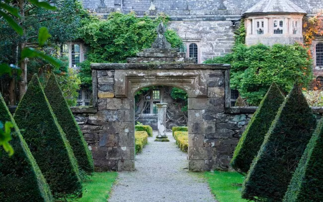 6. Lâu đài Gwydir, Xứ Wales Nằm dưới chân ngọn đồi Snowdonia, lâu đài lộng lẫy này có niên đại từ thế kỷ thứ 15 và từng là nơi ở dành cho các thành viên hoàng gia. Tòa nhà cũng là một trong những địa điểm ma ám nổi tiếng nhất Xứ Wales, bao gồm bóng ma của một người hầu gái bị giết bởi ông chủ giàu có của ngôi nhà.