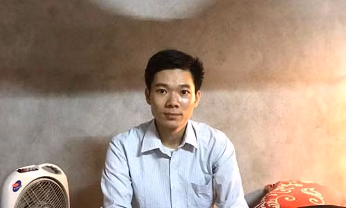 Giây phút BS Lương trở về, con gái khóc không nhận ra cha Giay phut BS Luong tro ve, con gai khoc khong nhan ra cha