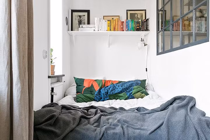 Các tông màu trắng, xám đã được sử dụng ở nơi ngủ cho thấy sự đơn giản nhưng hiện đại.