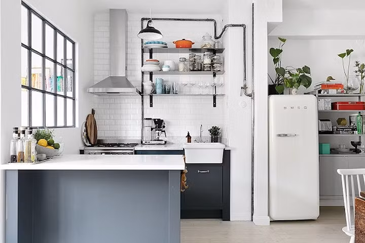 Nhà bếp hiện đại với tường trắng và đồ nội thất màu xám.