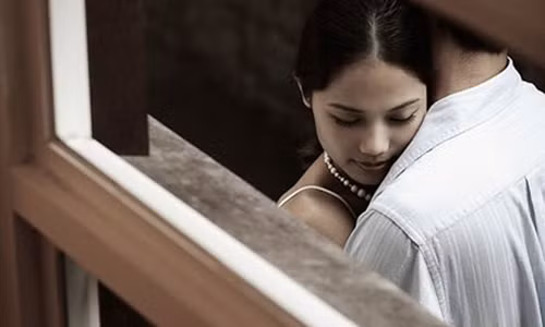 Phát hiện bố ngoại tình với cô gái trẻ đẹp, tôi phải làm sao? Phat hien bo ngoai tinh voi co gai tre dep, toi phai lam sao?