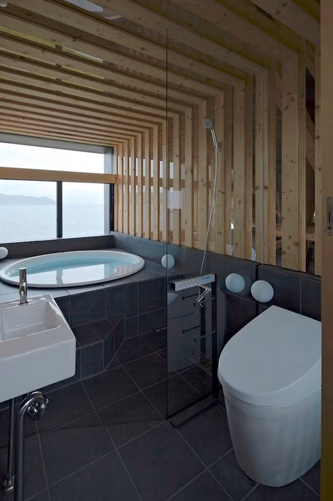 Buồng vệ sinh cũng có view rất đẹp nhìn ra biển và núi.