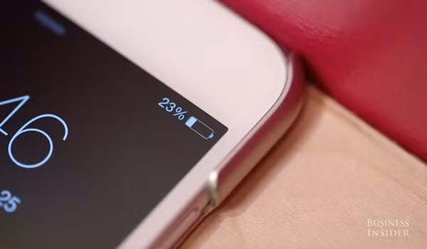 Nếu bạn sạc một chiếc iPhone 6 Plus với cục sạc thông thường và đợi năm phút, bạn nhiều khả năng sẽ thấy thời lượng sử dụng tăng thêm 3% hoặc tương tự như thế. Tin tốt là có một cách để tăng gấp đôi con số này.