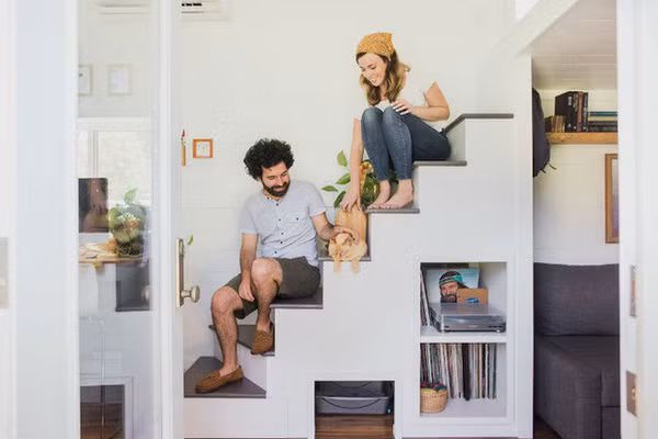Cầu thang dẫn lên gác xép cũng được hai vợ chồng tận dụng để bài trí căn nhà, cũng như bố trí các không gian chứa đồ bên dưới.