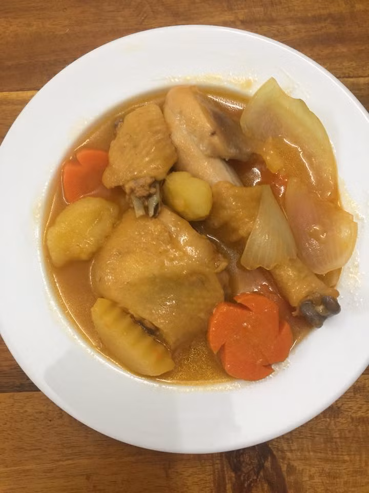 Vậy là món ăn gà sốt nước cam đã hoàn thành rồi, bạn chỉ cần múc ra đĩa và thưởng thức thôi. Món ăn này ngon nhất khi ăn lúc còn nóng và ăn kèm với bánh mì. Chúc các bạn thành công!