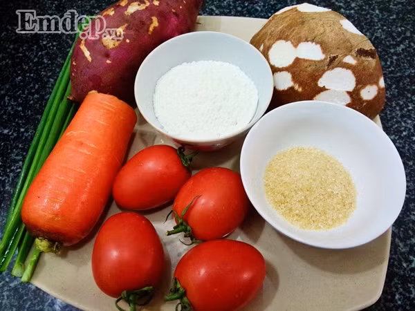 Nguyên liệu món bánh khoai tạo hình người tuyết gồm: - Khoai lang: 1 củ - Cùi dừa - Bột nếp, đường - Cà rốt, cà chua, hành lá