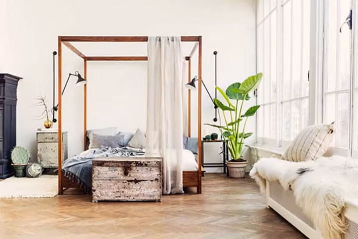 Một chiếc giường canopy tuyệt đẹp kết hợp hoàn hảo với trần nhà cao.