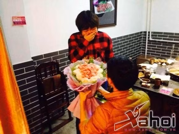 Nhiều cư dân mạng đã bình luận rằng có lẽ trái cây không thể đem lại may mắn cho các chàng trai đang yêu và có lẽ họ nên dùng vật liệu khác để tỏ tình ví dụ như thịt. Vì trước đó không lâu, một chàng trai đã tỏ tình bằng một bó hoa làm bằng thịt và đã nhận được lời đồng ý.