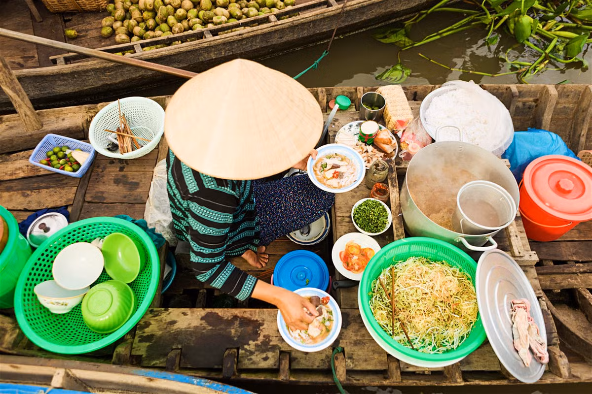 Việt Nam Dù chỉ có ít hơn 10 USD (khoảng 230.000 VND) một ngày, du khách có thể đi du lịch ở Việt Nam mà vẫn ăn chơi “sang chảnh” như vua chúa , bởi nơi đây là thiên đường của ẩm thực đường phố. Hãy nhớ lên danh sách và thưởng thức hết các món ăn đặc sản của thành phố nơi bạn thăm thú: phở bò, bún chả, nhất là bạn có thể vừa lang thang đi dạo ngắm phố phường tay trong tay với người bạn đời vừa nhấm nháp món bánh mì. Một chuyến đi tầm trung cũng sẽ không gây phá sản, mà lại giúp du khách được nghỉ ngơi ở những nơi đặc trưng hơn (ví dụ như khu phố cổ), hay đi du thuyền trên những con tàu thăm vịnh Hạ Long hạng sang hơn và thêm những dịch vụ cho trải nghiệm đáng nhớ hơn (một lớp học nấu ăn, một chuyến thăm quan trên xe đạp quanh phố cổ Hội An) với tiền lẻ vẫn đủ cho một ngày nghỉ ngơi trên bãi biển ở đảo Phú Quốc xinh đẹp.