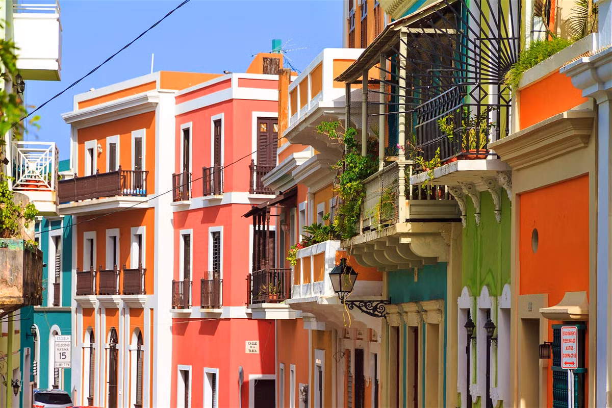 Puerto Rico Có cùng khung cảnh với thiên đường Caribbean đắt đỏ, nhưng quần đảo Tây Ban Nha này lại có khách sạn và khu nghỉ dưỡng giá cả phải chăng, lịch sử giàu có. Còn nếu muốn một tuần trăng mật lãng mạn đến diệu kỳ, các cặp đôi có thể chèo thuyền kayak vào ban đêm, chiêm ngưỡng mặt biển lấp lánh sáng rực sinh vật phù du trong Vịnh Bioluminescent. Để tiết kiệm hơn nữa, hãy đi vào tầm tháng 5, giá cả sẽ rẻ hơn khoảng 40% do mùa bão (tháng 6-11 hằng năm), nhưng vào tháng 5 thời tiết vẫn rất đẹp.