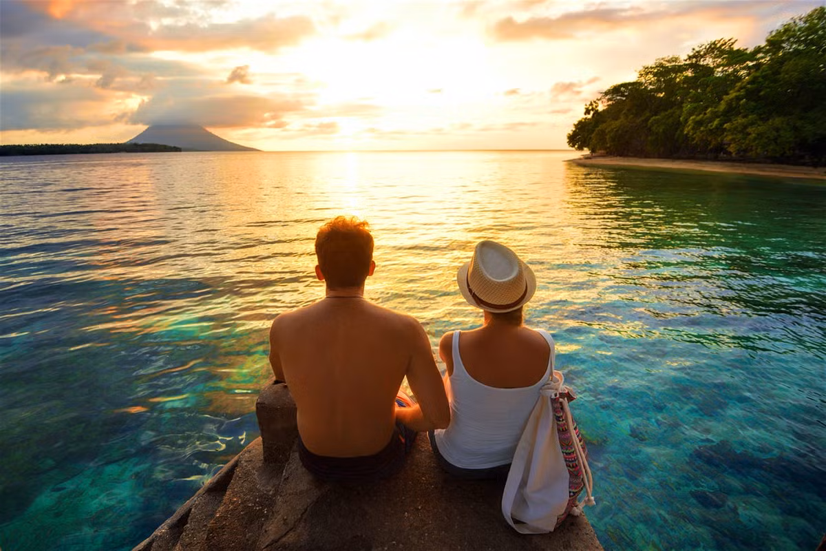 Indonesia Bali là lựa chọn nổi bật nhất với những bãi biển tuyệt vời, khách sạn đẹp như tranh vẽ, văn hóa Ubud phong phú, và những khu lướt sóng hoành tráng với giá cả phải chăng. Nhưng Indonesia còn có tới 17.000 hòn đảo, như Lombok và quần đảo Gili cũng là những điểm du lịch trăng mật lý tưởng đáng được cân nhắc.