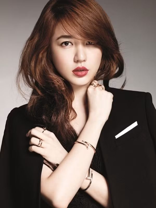Những tưởng khi đứng trên đỉnh cao danh vọng, Yoon Eun Hye sẽ bản lĩnh hơn trước dư luận cũng như với sự kỳ vọng của công chúng cho đến khi scandal giả dối của cô bị phát giác. Năm 2015, Yoon Eun Hye bị tố là kẻ đạo nhái, cô ăn cắp ý tưởng của một nhà mẫu khác và mang nó vào bộ sưu tập của mình. Tuy nhiên, người đẹp không chỉ phủ nhận mà còn cho rằng nhà thiết kế đã dựa vào tên tuổi của cô để quảng bá cho bộ sưu tập mới. Chính thái độ này khiến Yoon Eun Hye trở thành kẻ ăn trộm trơ trẽn trong mắt khán giả Hàn.