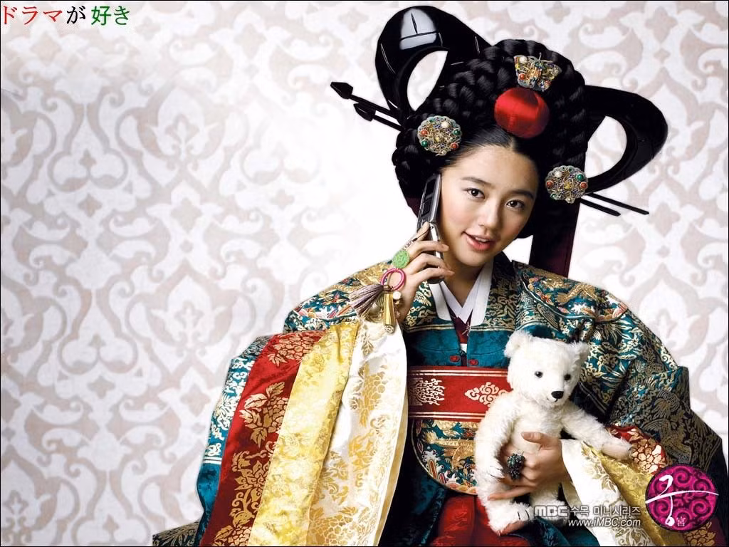 Thái tử phi Shin Chae Kyung và hào quang của Yoon Eun Hye.