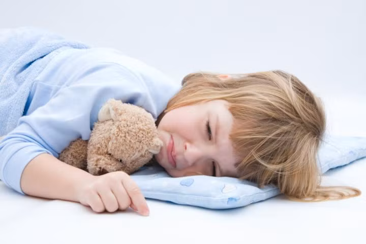 Thiếu máu: Nguyên nhân thường do xuất huyết đường tiêu hóa kéo dài nhiều ngày hoặc xuất huyết ồ ạt do vết loét ăn mòn vào trong niêm mạc và dưới niêm mạc. Điều này làm tổn thương mạch máu dẫn tới thiếu máu cấp tính và nặng. Đây cũng có thể là những lý do đầu tiên khiến trẻ nhập viện.