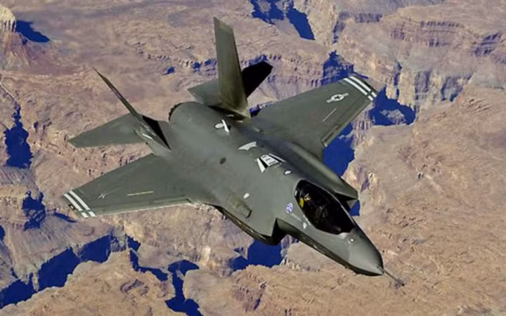 F-35 Lightning II - Khoảng 100 triệu USD: Là chiếc máy bay có khả năng tàng hình để thực hiện các nhiệm vụ như: yểm trợ trên không, ném bom chiến thuật…
