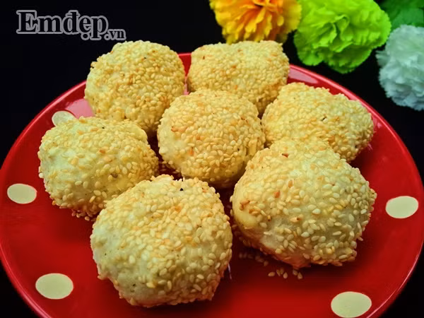 Thành phẩm: Như vậy là ta đã hoàn thành xong món bánh sắn bọc vừng nướng thơm ngon rồi đó.