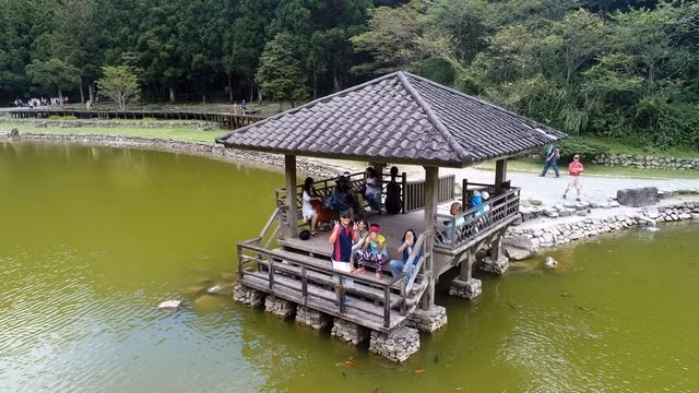 Khu giải trí rừng Mingchi là điểm đến hoàn hảo dành cho những ai muốn khám phá thiên nhiên và rời xa ồn ào, náo nhiệt của thành phố. Đôi khi, nơi đây còn có tuyết vào mùa đông. Khung cảnh tuyệt đẹp của khu rừng khiến nhiều người đến đây ngỡ như lạc vào chốn "thiên đường".