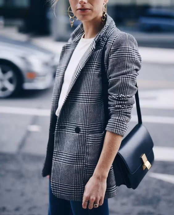 Những mẫu blazer họa tiết kẻ ô trở thành xu hướng thời trang nổi bật trong năm 2017 với sự biến tấu mạnh mẽ cùng phom dáng cứng cáp. Từ nhà mốt Alexander Wang, Stella McCartney cho đến Calvin Klein cũng đều thể hiện chất riêng nhằm mang đến hình ảnh người phụ nữ cá tính, quyền lực trong xã hội ngày nay.