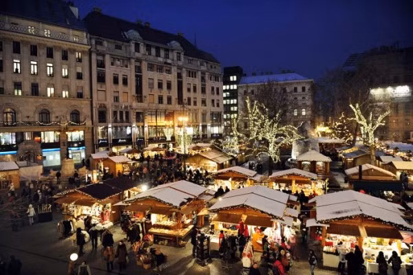 Budapest, Hungary: Chợ Giáng sinh nổi tiếng nhất Budapest nằm tại quảng trường Vörösmarty, trung tâm của Budapest, cuối con đường mua sắm Váci Utca. Tại chợ Giáng sinh này, du khách sẽ tìm thấy đồ thủ công truyền thống của Hungary, cùng những món ăn hấp dẫn. Bên cạnh đó, trong suốt thời gian tổ chức chợ đều có những buổi biểu diễn, hòa nhạc, chương trình dành cho trẻ em và nhiều hoạt động vui chơi khác. Ảnh: Festivalbudapest.