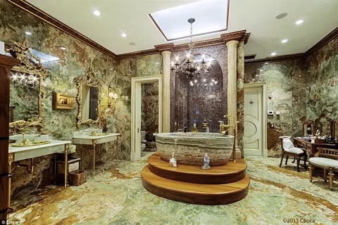 Phòng tắm ốp đá sang chảnh.