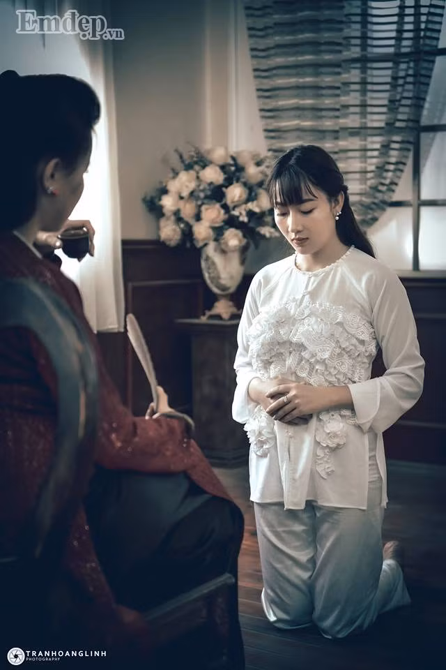 Cụ thể, Trần Hoàng Linh chia sẻ: “Bộ ảnh cover phim "Mẹ chồng", chụp trong 1 ngày vội vã không ai kịp chuẩn bị gì về nội dung. Phim trường cũng hạn chế góc chụp nên khó bám sát với kịch bản phim. Các bác cứ gạch đá cho mình mau lớn, không chê gì mẫu là được”.