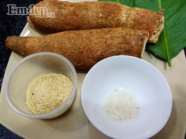 Nguyên liệu món bánh sắn bọc vừng nướng gồm: - Sắn tươi: 2 củ - Vừng trắng: 50 gr - Bột canh, hạt tiêu