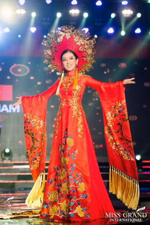 Sau cuộc thi Miss Grand International 2017, bộ trang phục dân tộc của Huyền My bị NTK Đỗ Vân Trí tố là đạo nhái thiết kế anh từng gửi cho cô xem trước đó. Thậm chí, anh còn nặng lời nói về thái độ, cách ứng xử của Huyền My và mẹ.