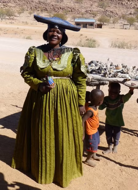 2. Béo phì – Mauritania Chắc chắn chị em phụ nữ sẽ rất thích tới đây sinh sống vì họ có thể “ăn cả thế giới” mà không phải lo về cân nặng. Bởi phụ nữ Mauritania không được coi là quyến rũ nếu họ không có lớp mỡ thừa thật dày ở vùng bụng. Để đạt được hình thể "chuẩn", các cô gái ở đây phải đối mặt với việc bị ép ăn thật nhiều, nhất là khi đến tuổi cưới xin. Vì truyền thống này mà nhiều cô gái mắc bệnh về đường tiêu hóa.