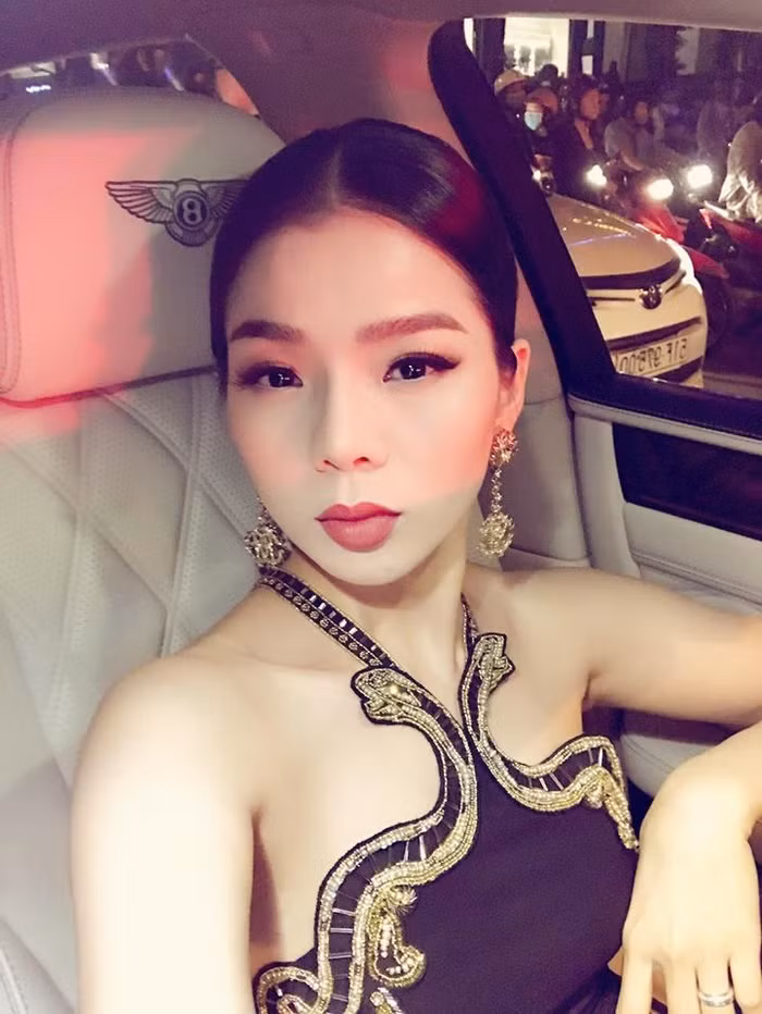 Lệ Quyên được nhận xét ngày càng xinh đẹp, quyến rũ hơn.