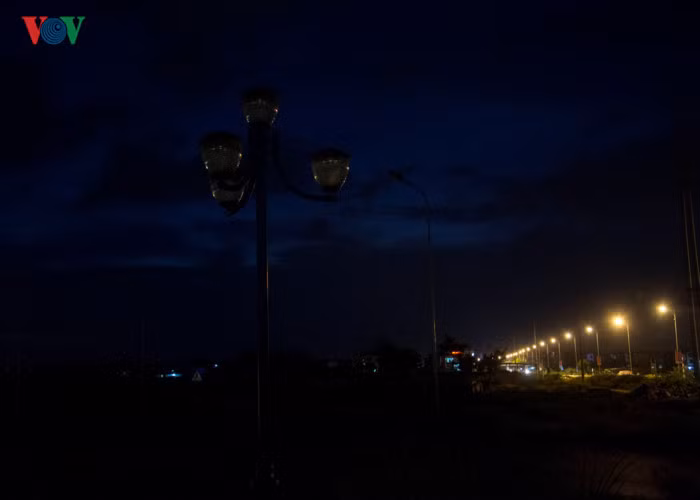 Trong khi đó, hệ thống chiếu sáng trên các đường cắt ngang trục đường này vẫn chiếu sáng.